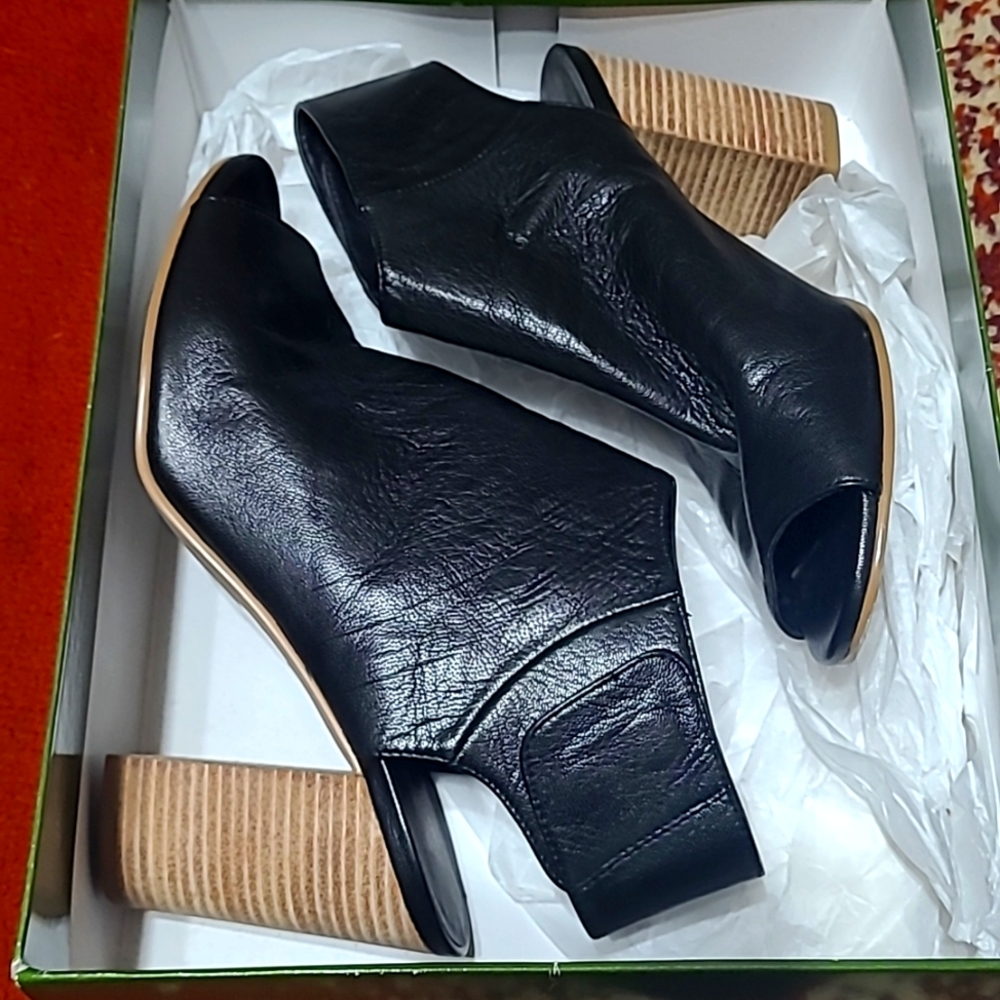 Womens shoes size 8.5M